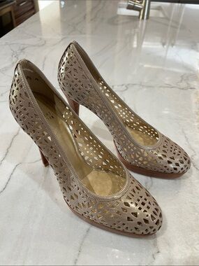 NWT Stuart Weitzman Leather Cutout Stacked Heel Pumps